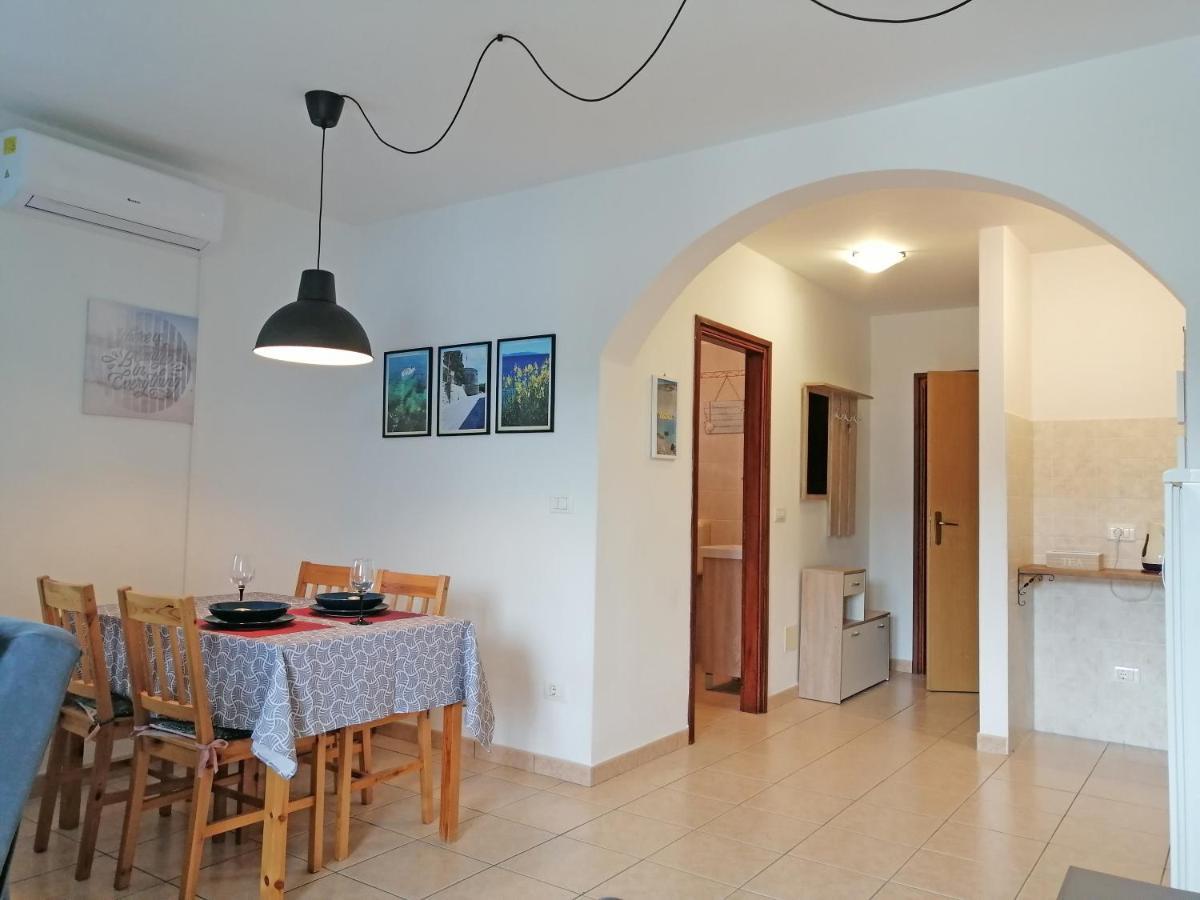 Apartment Layla - Intermezzo With Sea View In Center Of 라벡 외부 사진